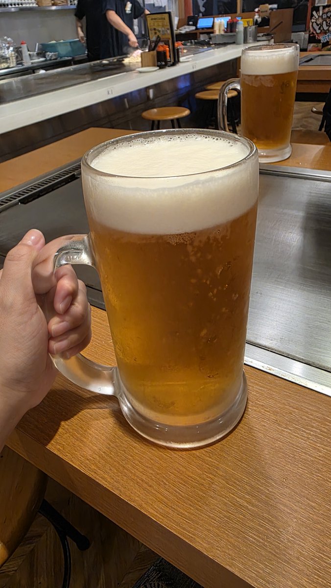 Fillyjonk___'s tweet photo. 友達の後悔を聞きながら１Lのビールを飲む✨🍺✨
ウマウマ
しかし、家の冷蔵庫が調子悪く…買い換えるべき？ https://t.co/gNLZQu4NEg