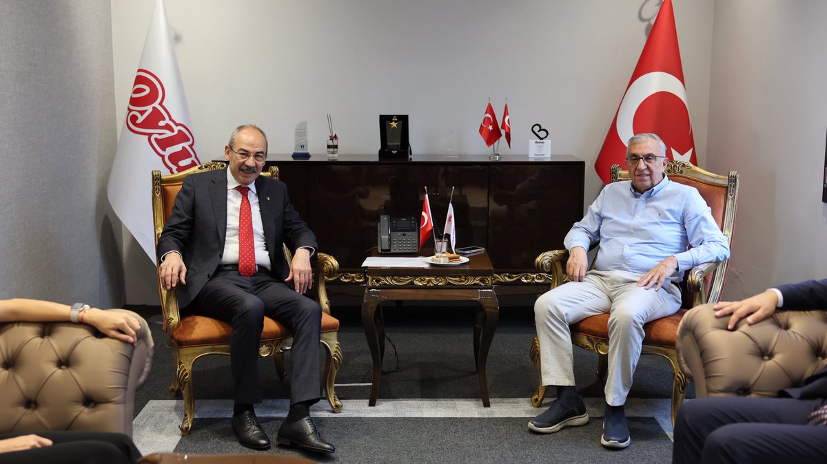 Kayserito's tweet photo. 📍 OYLUM SINAİ YATIRIMLAR ZİYARETİ

Başkanımız Ömer Gülsoy, Meclis Üyemiz Muammer Topsakal ile birlikte Oylum Sınai Yatırımlar A.Ş. Onursal Başkanı Sn. Yılmaz Büyüknalbant, CEO Sn. Yener Büyüknalbant, Satınalma ve Kurumsal İletişim Direkötrü Sn. Begüm Büyüknalbant’ı iş yerinde ziyaret etti.

Şehrimizin üretim potansiyeline güç katan yatırımları ve sektörün geleceğini değerlendirdiğimiz görüşmede, göstermiş olduğu nazik misafirperverlikten dolayı  teşekkür ediyor, bereketli kazançlar diliyoruz.

@YbYilmaz 
@begummmb 
@YBuyuknalbant 
#Oylum #Kayseri #Yatırım #Sanayi