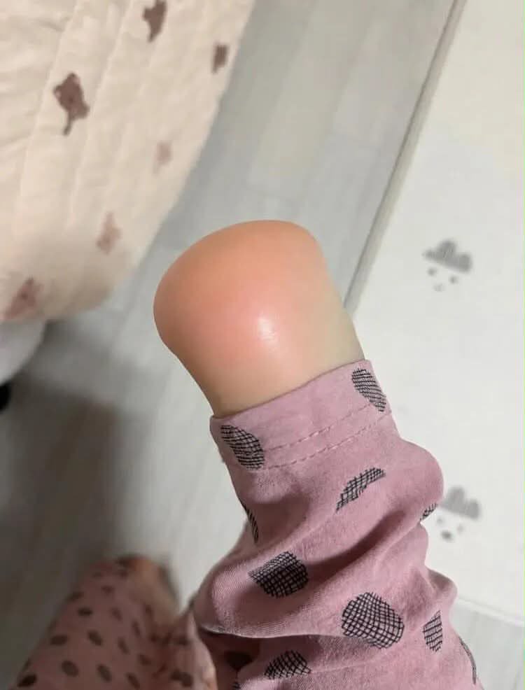 softieeraaa's tweet photo. DEMI APA SE-NGAROOH ITU⁉️😭🙏

Makasih banyak warga Threads yang udah spill tips ini kemarin!

Cuma modal 2 produk murah, tumit aku yang tadinya pecah-pecah + kapalan sekarang jadi halus licin kayak kaki bayi lagi 🥹✨ https://t.co/4so8V7ApQP