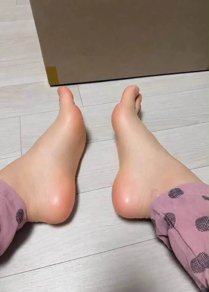 softieeraaa's tweet photo. DEMI APA SE-NGAROOH ITU⁉️😭🙏

Makasih banyak warga Threads yang udah spill tips ini kemarin!

Cuma modal 2 produk murah, tumit aku yang tadinya pecah-pecah + kapalan sekarang jadi halus licin kayak kaki bayi lagi 🥹✨ https://t.co/4so8V7ApQP
