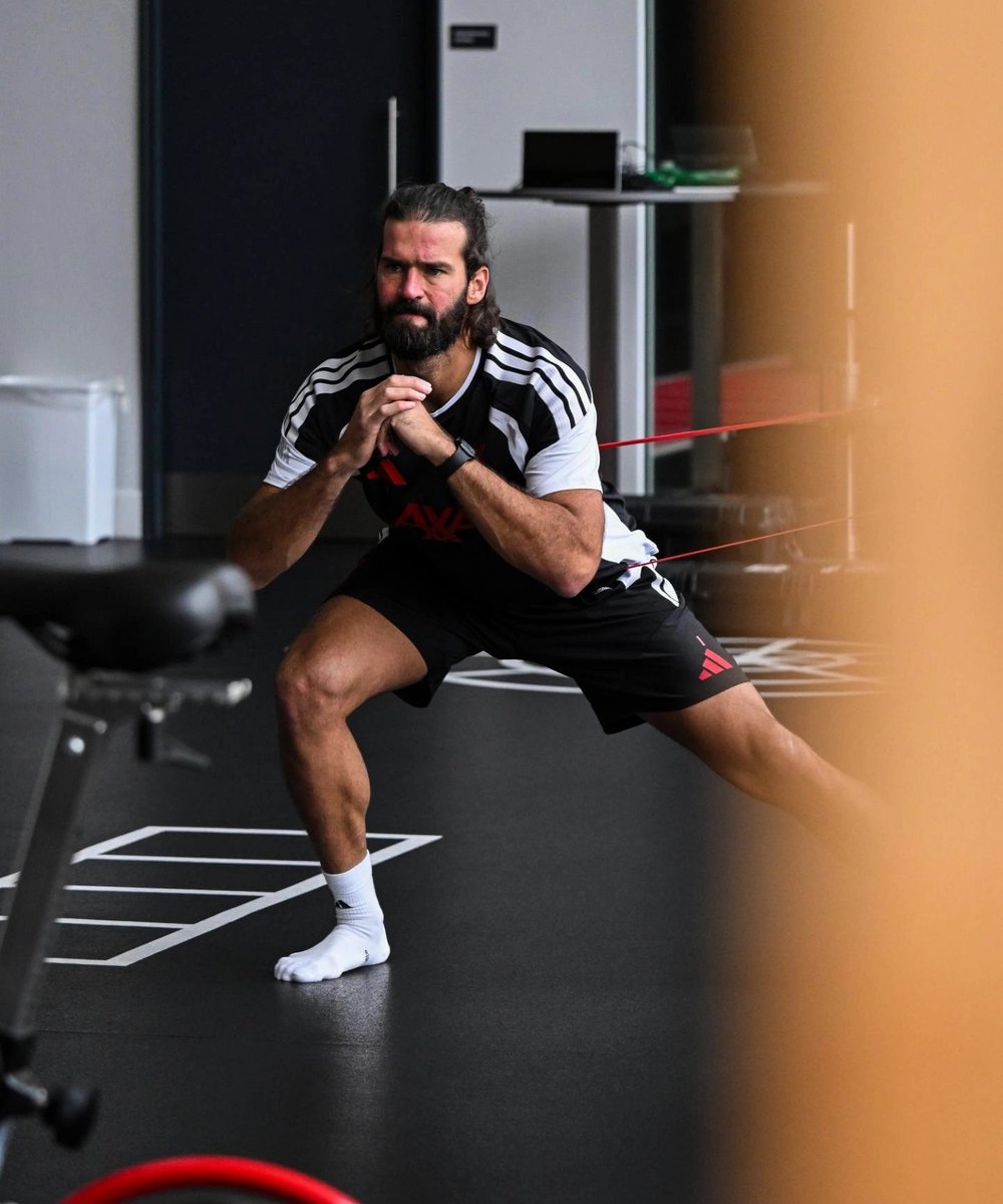BungAgger05's tweet photo. Alisson Becker telah kembali dan mulai berlatih di AXA Training Center, Setelah istirahat usai Piala Dunia bersama Brasil.

#LFC https://t.co/V2xuH7YT0i