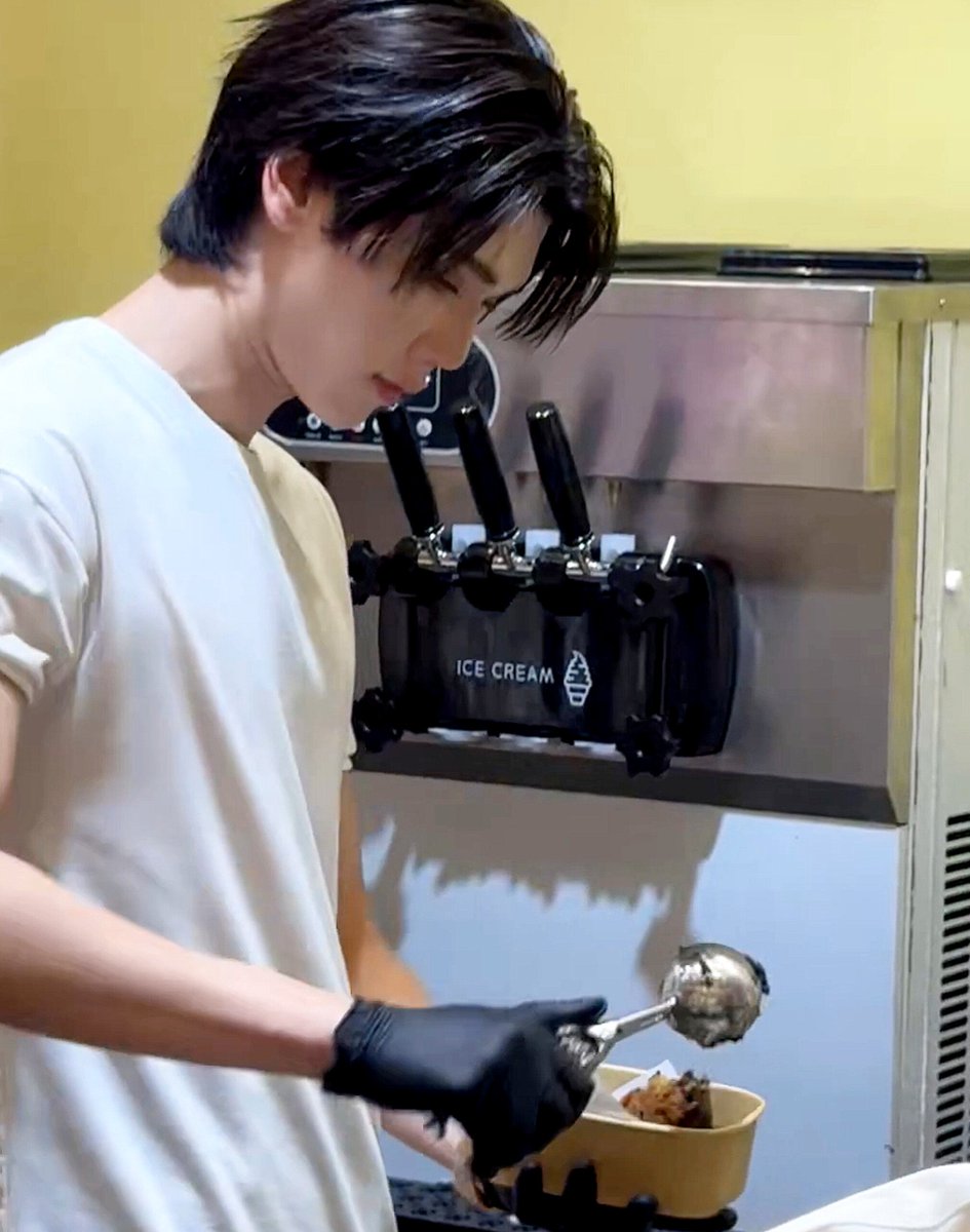 miyoochiie's tweet photo. #NAVORISiamParagon #NAVORI #dunknatachai #dunkdunk 
he looks extra fine while making it.🧎‍♀️ https://t.co/9EnFcrnMy7