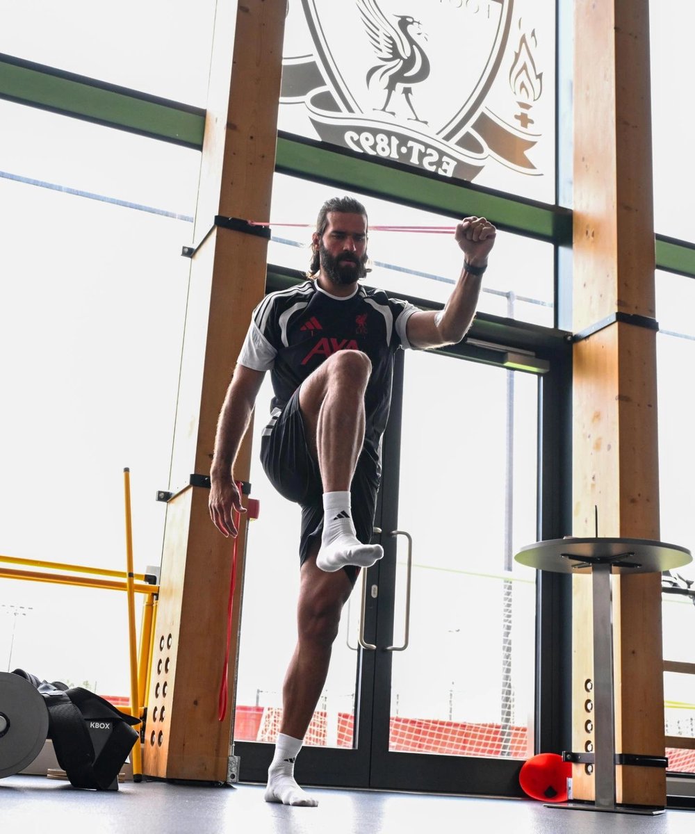 BungAgger05's tweet photo. Alisson Becker telah kembali dan mulai berlatih di AXA Training Center, Setelah istirahat usai Piala Dunia bersama Brasil.

#LFC https://t.co/V2xuH7YT0i