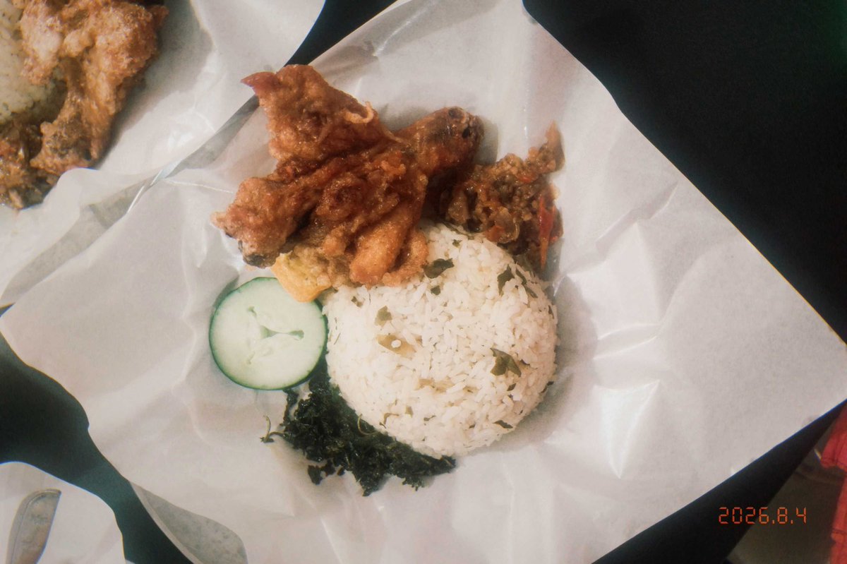 gebniya's tweet photo. nasi ayam bawang, enak rasanya tapi keras bngt ayamnya rip my behel💔 https://t.co/tDACU4YnHY