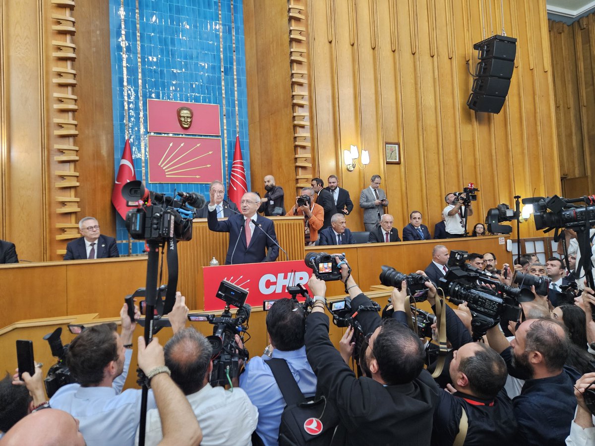 orhansaribalchp's tweet photo. Partimizin TBMM Grup Toplantısı'nda bugün Genel Başkanımız Kemal Kılıçdaroğlu'nun  kararlı konuşması ve sessiz kalabalıkların güçlü çığlığı vardı; umut vardı, kavuşma vardı. Kalabalıklarda kaybolduk, hasret giderdik. https://t.co/bNF6g5AcEh
