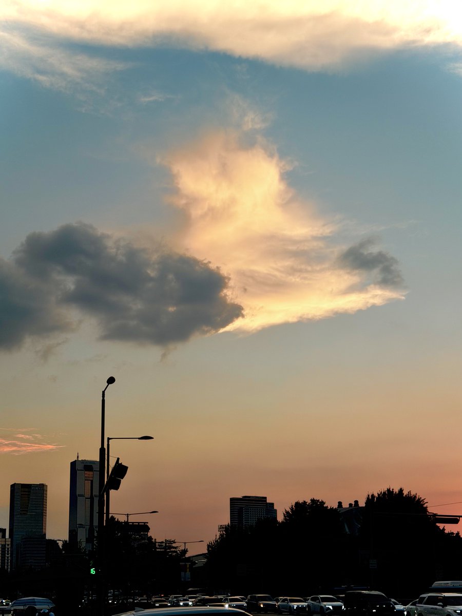 UandMeSong's tweet photo. 오늘 구름이 어마어마 했는데 앞에 두 개는 HDR 이라 그런가 여기 올리면 좀 아쉽게 나오네.. https://t.co/0W3JHeVzCj