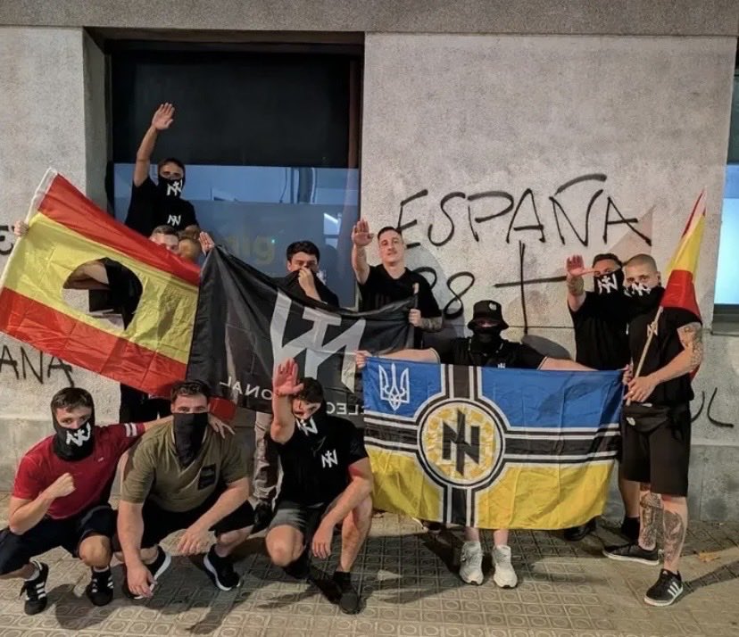 Hectorccitto's tweet photo. Miembros de Núcleo Nacional luciendo bandera del Batallón Azov, entidad gladio financiada por el oligarca judío Igor Kolomoisky y al servicio del judío Volodímir Zelenski y por tanto de la OTAN (Israel y EUU) @JaumeFarrerons @Nostra_TV https://t.co/4DJmkLBZ8J
