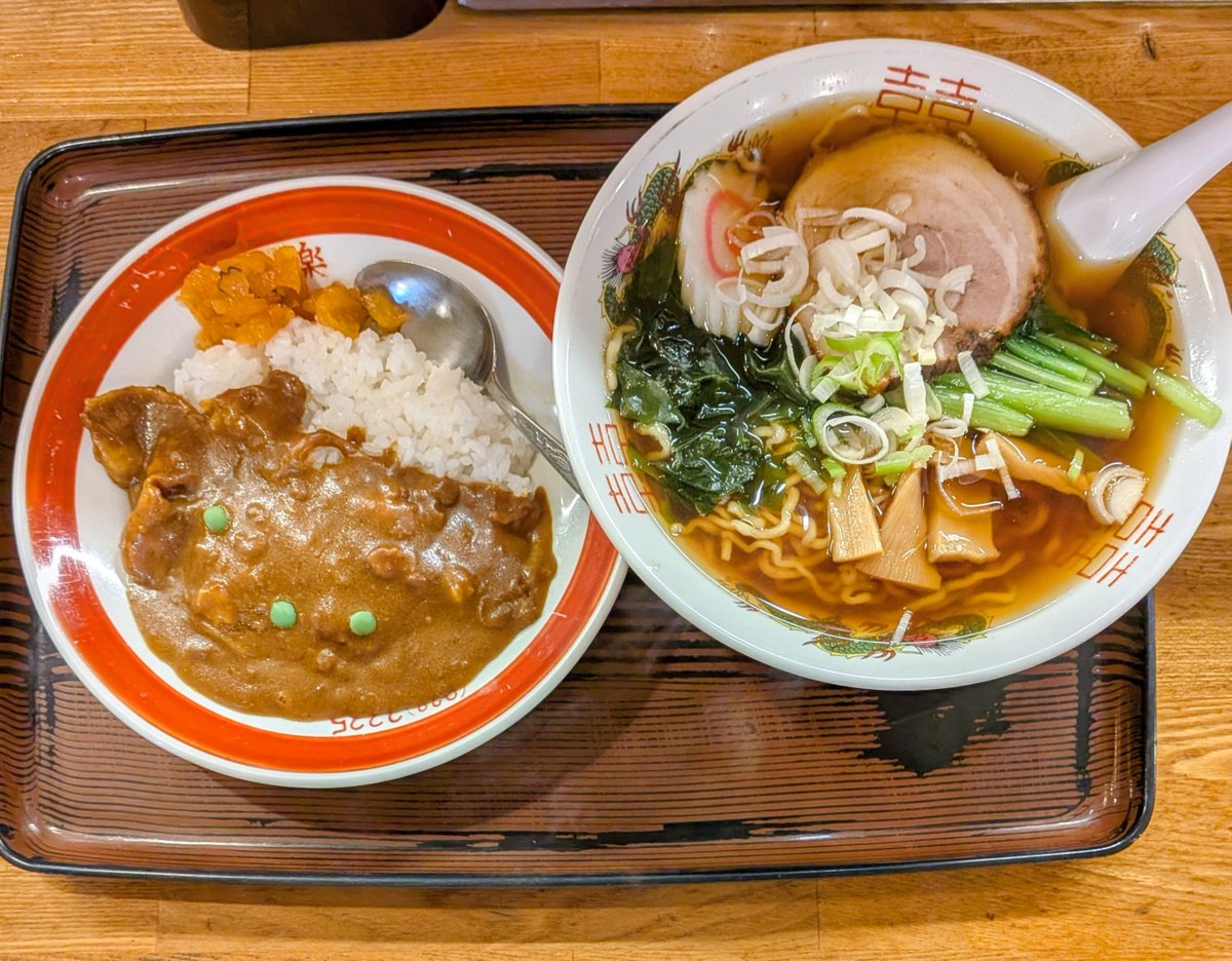 soysaltymiso's tweet photo. #公楽
ラーメン醤油半カレーセット1000
50年くらい前の屋台の味を彷彿とさせるシンプルでスッキリした昭和の味わい😋炒飯に付いてくるスープの味に近いかな🤔かえって新鮮味がある😋しっかり縮れのある麺、大判なチャーシューがうまい😋ルーにとろみがあるカレー😋
うまい‼️😋　
＠武蔵関
’26  313杯目 https://t.co/eAf7bChhfZ