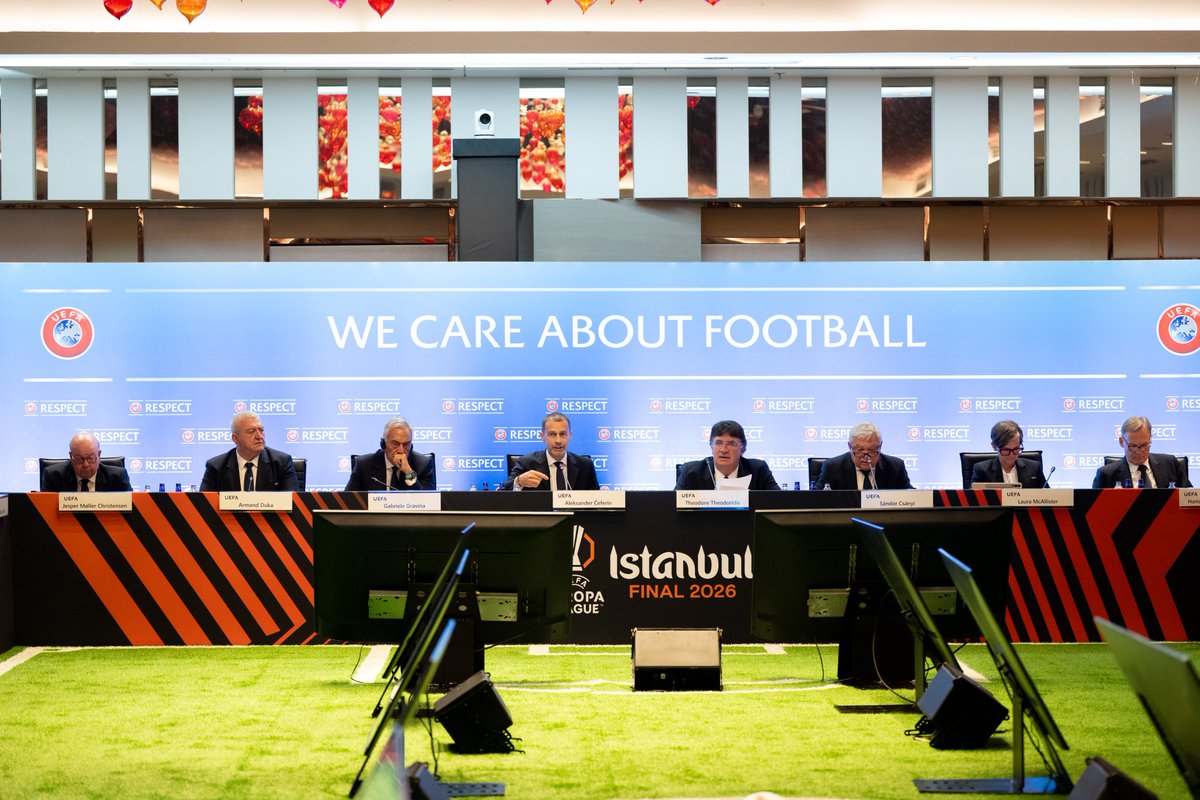 avfatihsasioglu's tweet photo. 2011’DE UEFA’YA KOŞAN TFF, BUGÜN NEDEN SUSUYOR?

3 Temmuz Şike Kumpası sürecini yaşayan Fenerbahçeliler açısından bugün sorulması gereken sorulardan biri de budur. 24 Ağustos 2011 tarihinde Türkiye Futbol Federasyonu, henüz Türkiye’de kesinleşmiş herhangi bir mahkûmiyet kararı bulunmadığı hâlde Fenerbahçe hakkında UEFA'ya bildirimde bulundu ve bunun üzerine UEFA, Fenerbahçe'yi 2011/12 Şampiyonlar Ligi’nden men etti. Aynı gün yapılan resmî açıklamada, bu kararın Fenerbahçe’nin “match-fixing” olaylarına karıştığı gerekçesiyle alındığı duyuruldu ve Acil Durum Paneli kararıyla Trabzonspor Şampiyonlar Ligi’ne dahil edildi.

Yıllar sonra 3 Temmuz operasyonunun bir kumpas olduğu anlaşıldı ve yeniden yargılama sonucunda beraat kararları verildi, bu kararlar Yargıtay tarafından onandı ve sürecin aktörleri hakkında ayrı ceza yargılamalarında hükümler kuruldu. Ancak Fenerbahçe’nin o gün uğradığı sportif ve ekonomik zararlarının hiçbiri geri getirilmedi.

Dolayısıyla bugün mesele Galatasaray’ın müsabaka sonucunu etkilemeye yönelik bahis oynadığı tespit edilen yöneticisinin peşinen suçlu ilan edilmesi değildir. Mesele, Fenerbahçe söz konusu olduğunda ulusal ve uluslararası futbol hukukunu olağanüstü bir süratle harekete geçiren TFF’nin, Galatasaray yöneticisi hakkında Sayın Başsavcılık tarafından titiz bir şekilde soruşturmaya konu edilen çok ciddi bahis iddiaları karşısında neden aynı kurumsal refleksi göstermediğidir.

Üstelik bugünün UEFA disiplin mevzuatı 2011’e göre çok daha açık hükümler içermektedir.

UEFA Disiplin Talimatı’nın 12. maddesi, UEFA kurallarına tabi kişi ve kurumlara yalnızca müsabaka bütünlüğünü ihlal etmeme yükümlülüğü getirmemektedir. Talimatın 12/2-e hükmü, bu madde kapsamına girebilecek bir davranıştan haberdar olanların bunu gecikmeksizin UEFA’ya bildirmemesini de ayrıca bütünlük ihlalleri arasında sayıyor. Aynı maddede bahis, futboldaki görev nedeniyle edinilmiş kamuya açık olmayan bilginin kullanılması ve müsabakanın sonucu veya sürecinin hukuka aykırı biçimde etkilenmesi açıkça düzenlenmiş durumda.

Buradan “her bahis iddiası otomatik olarak UEFA’ya bildirilmek zorundadır” şeklinde ölçüsüz bir sonuç çıkarmak elbette doğru değildir ancak bir kulüp yöneticisinin yöneticilik dönemiyle bağlantılı olarak kendi kulübünün maçlarına, rakibine, gol sayılarına veya oyuncu performanslarına ilişkin bahis oynadığı iddiası savcılık soruşturmasına konu olmuşsa artık ortada sıradan bir söylenti değil, müsabaka bütünlüğü bakımından incelenmesi gereken ciddi bir olgu vardır. Böyle bir dosyada TFF’nin hem kendi disiplin mekanizmalarını işletmesi hem de olay UEFA Disiplin Talimatı m.12 kapsamındaki bütünlük boyutuna ulaşıyorsa UEFA ile gerekli bilgi paylaşımını yapması gerekir.

Kaldı ki TFF hiçbir şey yapmamayı tercih ettiğinde UEFA’nın eli kolu bağlı değildir.

UEFA Disiplin Talimatı m.29/4 son derece nettir: Bir UEFA üyesi federasyon veya onun mensupları, UEFA’nın temel amaçlarının ciddi biçimde ihlal edildiği bir olayı soruşturmaz yahut uygun biçimde soruşturmazsa UEFA Kontrol, Etik ve Disiplin Kurulu (CEDB) doğrudan yetki kullanabilir.

Talimatın 31. maddesi uyarınca UEFA Etik ve Disiplin Müfettişleri kendiliğinden soruşturma başlatabilir; federasyon, kulüp ve kişiler hakkında disiplin süreci açılmasını talep edebilir, belge ve veri isteyebilir ve gerektiğinde diğer ulusal veya uluslararası makamlarla birlikte araştırma yürütebilir.

Daha da önemlisi, m.55/1-e’ye göre UEFA’daki disiplin sürecinin başlaması için TFF’nin UEFA’ya bir “sevk” yapması dahi şart değildir. Bir kamu makamından gelen belgeler, UEFA nezdinde doğrudan disiplin sürecinin açılmasının hukuki dayanaklarından biridir. Yani Sayın Başsavcılığın topladığı delillerin (bahis kayıtlarının ve ilgili mali/dijital verilerin) UEFA’ya ulaşması hâlinde, TFF’nin sessizliği dosyanın UEFA tarafından incelenmesini engellemez.

Avrupa’daki uygulama da bunun teorik bir ihtimal olmadığını gösteriyor.

- 2009’daki Bochum bahis ve şike soruşturmasında UEFA; Almanya, Türkiye dahil dokuz ülkenin futbol federasyonlarını merkezine çağırdı, Alman adli makamlarıyla doğrudan koordinasyon kurdu ve Bochum Savcılığındaki dosyanın tamamının temini için resmî girişimde bulunacağını açıkladı. UEFA ile ulusal federasyonlar, ceza davalarının kesinleşmesini beklemek yerine savcılık belgelerini temin ederek sportif soruşturmaların yürütülmesi konusunda ortak hareket etti.

- İtalya’daki Calcioscommesse sürecinde de FIGC, Cremona Savcılığındaki soruşturmanın sonucunu beklemedi; adli dosyadaki belgeleri aldı, futbolcuları ve yöneticileri sportif soruşturma kapsamında dinledi ve bahis hareketlerini kendi disiplin hukuku bakımından inceledi.

- Arnavutluk’taki Skënderbeu dosyasında ise UEFA’nın bahis izleme sisteminden elde edilen şüpheli bahis raporları kapsamlı bir bütünlük soruşturmasına dönüştü; kulüp UEFA organizasyonlarından çıkarıldı ve süreç CAS denetiminden geçti.

Türkiye’de bunun nasıl işlediğini ise herkesten iyi biz Fenerbahçeliler biliyoruz. UEFA, 2013 yılında Türkiye’deki ceza yargılamasının kesinleşmesini beklemeden Fenerbahçe hakkında kendi Etik ve Disiplin Müfettişlerini görevlendirdi, ulusal soruşturmadaki belgeleri değerlendirdi ve bağımsız sportif yaptırım uyguladı. Şimdi aynı spor hukuku ilkelerinin Galatasaray yöneticisi hakkındaki iddialar bakımından neden işletilmediğini sormak bizlerin en doğal hakkıdır.

TFF’ye çok basit sorular yöneltiyorum:

- İlgili Kulüp yöneticisi hakkındaki savcılık dosyası ve bahis kayıtları TFF tarafından istenmiş midir? İddia edilen bahislerin tarihleri ile yöneticilik dönemi karşılaştırılmış mıdır? Konu FDT m.57’deki bahis yasağının yanında, FDT m.56’daki müsabaka sonucunu veya sürecini etkileme ihtimali yönünden incelenmiş midir? Etik Kurulu Talimatı m.7 kapsamında Etik Kuruluna sevk yapılmış mıdır?

Ve en önemlisi:

UEFA’nın ilgili birimleri bilgilendirilmiş midir Bilgilendirildiyse hangi tarihte ve hangi belgeler gönderilmiştir? Bilgilendirilmediyse, 2011 yılında Fenerbahçe hakkında henüz kesinleşmiş bir mahkûmiyet dahi yokken UEFA nezdinde derhâl harekete geçen Türkiye Futbol Federasyonu bugün neden aynı hassasiyeti göstermemektedir?

Burada Galatasaray’ın derhâl Avrupa kupalarından men edilmesini istediğim yönünde bilinçli bir çarpıtma yapılmasını istemiyorum. UEFA’ya bildirim yapılması veya UEFA’nın soruşturma başlatması otomatik men anlamına gelmez. Önce bahislerin kapsamı, yöneticilik sıfatı, içeriden bilgiye erişim, bahis konusu müsabakalar ve olası müsabaka manipülasyonu bağlantısı araştırılır. UEFA müfettiş görevlendirebilir, TFF’den ve kulüpten belgeleri isteyebilir, savcılık dosyasını inceleyebilir ve şartları oluşursa CEDB önünde disiplin süreci başlatabilir. Ancak ihlal ve kulüple hukuki bağlantı yeterli delille ortaya konulduğunda Avrupa kupalarından çıkarılmaya kadar uzanan yaptırımlar tartışılabilir.

Talep edilen şey ceza değil, soruşturmadır. Çünkü Fenerbahçe’ye karşı yıllarca kullanılan temel argüman şuydu: “Ceza yargısı ile spor yargısı birbirinden bağımsızdır; kesinleşmiş ceza mahkemesi kararını beklemek gerekmez.”

Bugün aynı ilke Galatasaray söz konusu olduğunda değişmemelidir. 2011’de Fenerbahçe hakkında UEFA’ya karşı “sıfır tolerans” ilkesiyle hareket ettiğini söyleyen TFF, 2026’da bir Galatasaray yöneticisi hakkındaki bahis ve müsabaka bütünlüğü iddialarında sessiz kalıyorsa artık cevap vermesi gereken soru sadece “neden soruşturma açmıyorsunuz?” değildir.

Fenerbahçe’ye uygulanan hukuk ayrı, Galatasaray’a uygulanan hukuk ayrı olamaz. Konu, adil rekabet ise bu ikili uygulamaya izin verilmemelidir.

Av. Fatih Şaşıoğlu
Fenerbahçe Spor Kulübü Kongre Üyesi