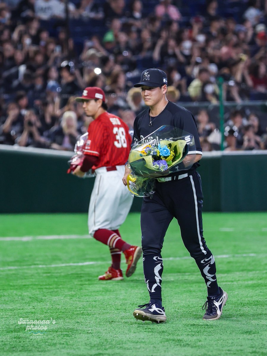 lllnnnyasai8's tweet photo. 花束受け取り係だった背番号38の2人が、このあと4番に入るなんて誰も想像してなかった

#来田涼斗 
#佐藤直樹 https://t.co/BkSjxHSlZj