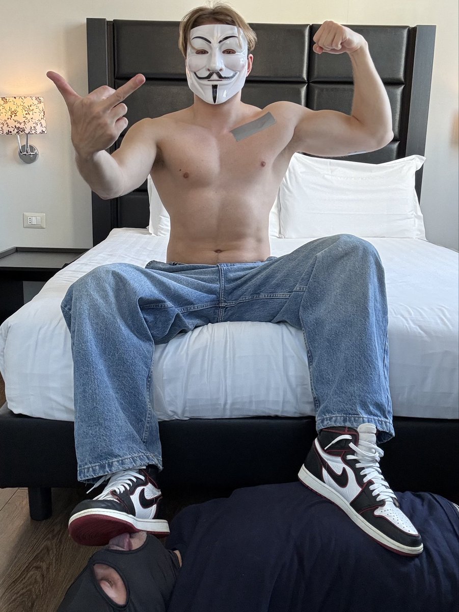 FootMasterDark2's tweet photo. Some are born to rule and some to serve. Awareness is the first step toward accepting the natural hierarchy. 
Ask for the full video 🦶🏧
#gayfeet #footmaster #footslave #malefeet #malefootworship https://t.co/G9hL84B2DM