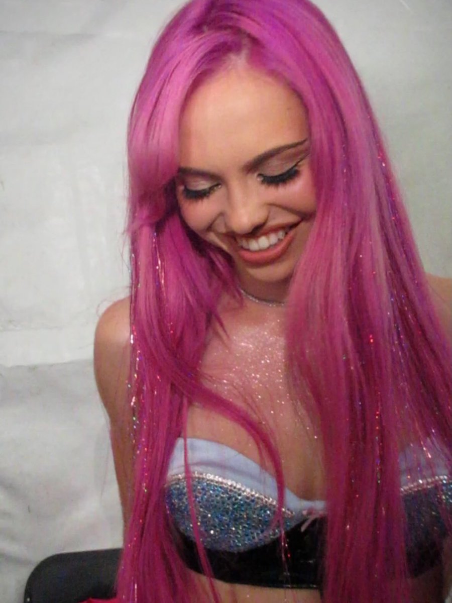 teamAdelaJ's tweet photo. 📸 | ADÉLA backstage at Lollapalooza Chicago (02/08) https://t.co/LqbhTkqoAU