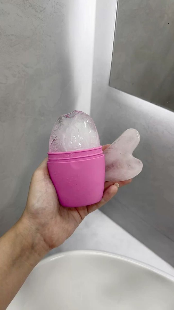 fyoecha's tweet photo. 🧊 Pretty Girl Morning Routine (5-10 minutes)

1. Cleanse your face

2. Ice Roller (1-2 menit)

3. Apply serum atau facial oil
Supaya gua sha nya lebih licin di kulit.

4. Gua Sha (3-5 menit)

☑️Neck
5-10 kali per sisi.

☑️Jawline
dari dagu ke bawah telinga.￼ https://t.co/WLmFv6MRdI