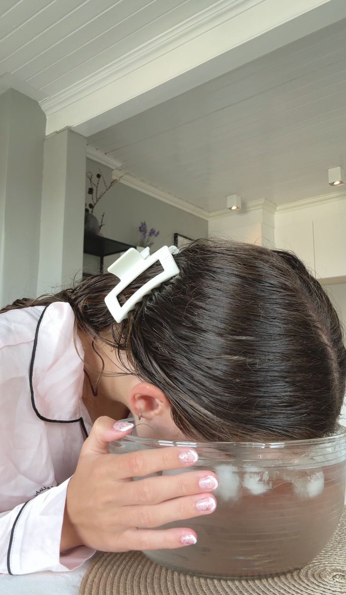 fyoecha's tweet photo. 🧊 Pretty Girl Morning Routine (5-10 minutes)

1. Cleanse your face

2. Ice Roller (1-2 menit)

3. Apply serum atau facial oil
Supaya gua sha nya lebih licin di kulit.

4. Gua Sha (3-5 menit)

☑️Neck
5-10 kali per sisi.

☑️Jawline
dari dagu ke bawah telinga.￼ https://t.co/WLmFv6MRdI