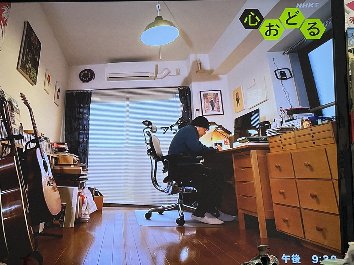 CHROME112's tweet photo. 心おどる 選　あの人の本棚（1）✨

孤独のグルメで有名な久住先生✨

そういえば、水木しげる先生の載っていた妖怪雑誌を買われていたのウレチかったなぁ✨
本棚にも妖怪本あったし✨

また心躍るわ😙✨ https://t.co/fvCHhWPTgA