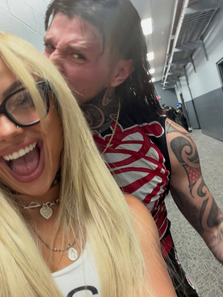 MlNTENS's tweet photo. category: liv taking half-faced selfies w dom https://t.co/HdDMQ6dJzw