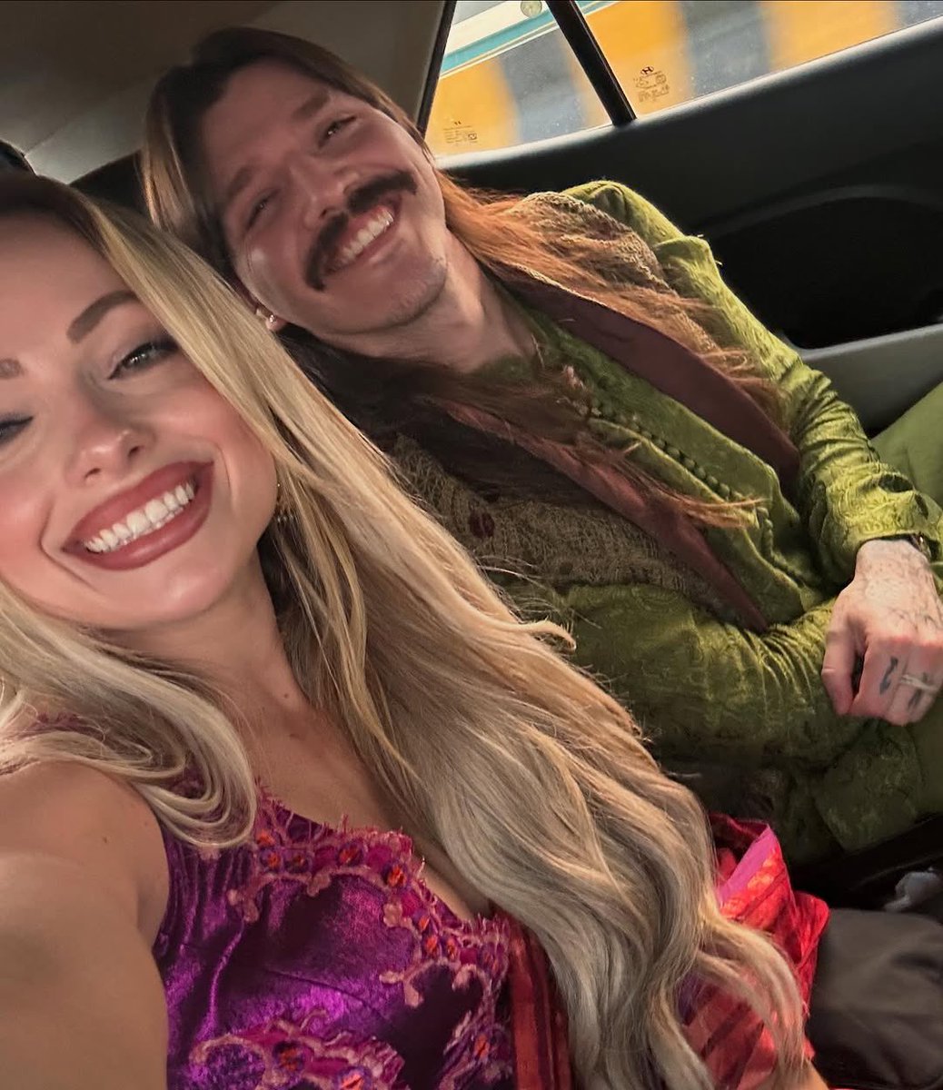 MlNTENS's tweet photo. category: liv taking half-faced selfies w dom https://t.co/HdDMQ6dJzw