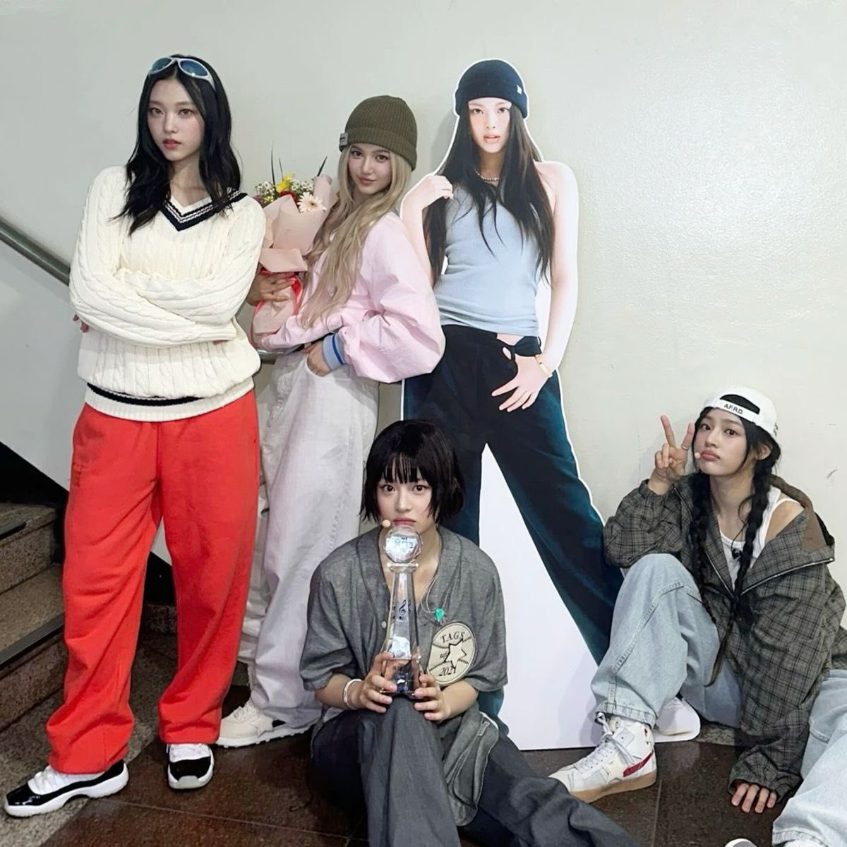 AboutMusicNWJNS's tweet photo. NewJeans with a cardboard cutout of Hyein during her hiatus. https://t.co/R7oE5mE4My
