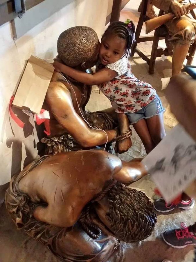 GWANJEZ's tweet photo. A mother explained to her daughter what had happened to her ancestors and she gave the statue a hug and said everything is going to be OK https://t.co/mMvfCK1bZG
