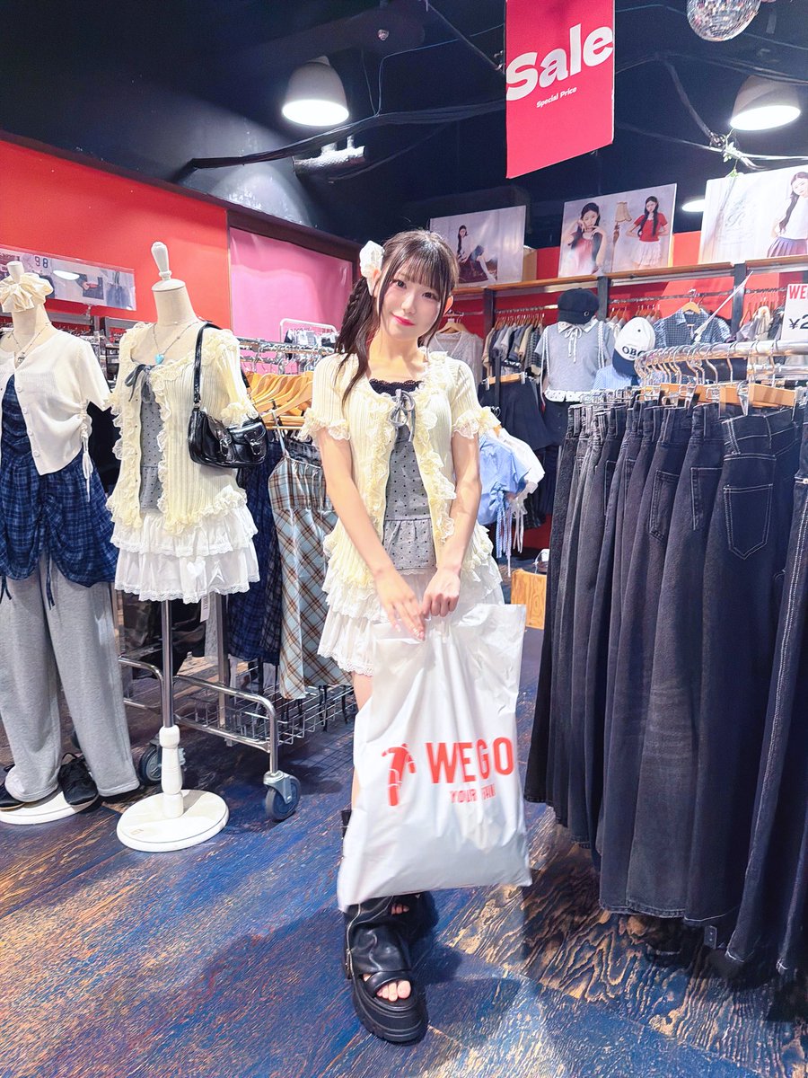 yuanyann_0131's tweet photo. SKE48×WEGO 訪店イベント
『#TEEシャツだぜ!』📍WEGO 大須店
ありがとうございました❤️❤️
本当にめっっっちゃくちゃたのしかったです😭😭
一日店長みたいな感じで、憧れのお洋服のお仕事で幸せでした😢✨
今日着てた服は全部 #WEGO さんのです ♡
WEGOのみなさんもとても優しくて素敵な方ばかりで最高でした🥹🥹
そして、来てくれた方ありがとう‼️ゆあが一人一人これが似合うだろうなって思って選んだTシャツ、色んなところで着てね💕
トルソーと同じ組み合わせ🤍