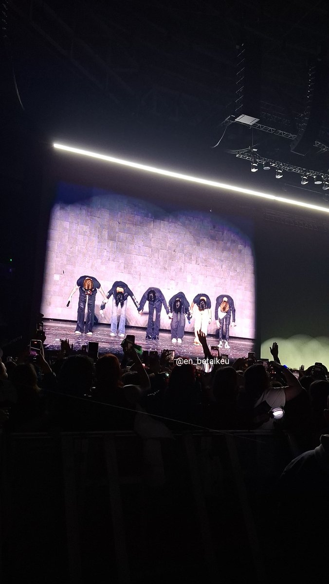en_betaikeu's tweet photo. Ja se passou um mês desde o show do Enhypen no Brasil e ainda nn consigo acreditar q eu vi meu grupo favorito na minha frente.. pfv voltem logo plmds 😭🇧🇷 https://t.co/FTktfktZim