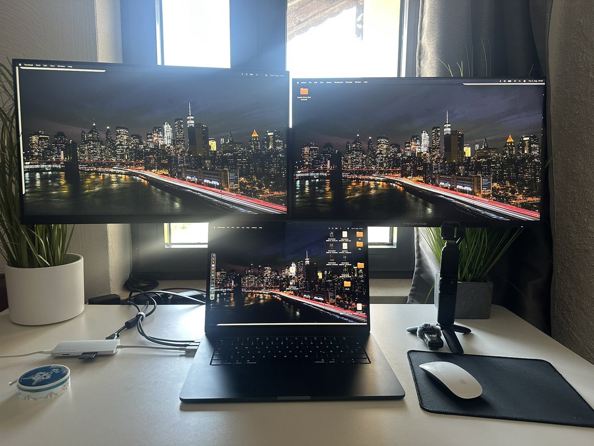 kilymrr's tweet photo. more screens=more productivity? https://t.co/9ztzAr7GEL