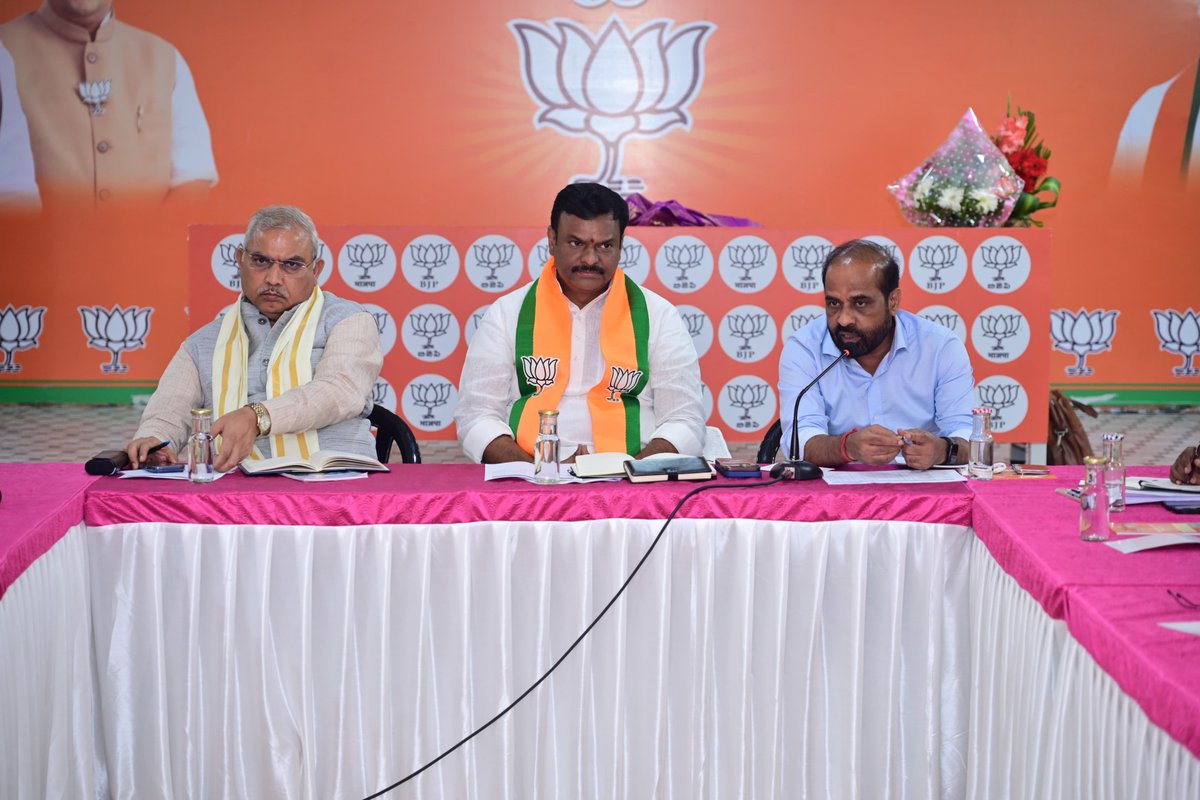MadhavBJP's tweet photo. స్థానిక సంస్థల ఎన్నికల నేపథ్యంలో క్షేత్రస్థాయిలో పార్టీ చేపట్టాల్సిన కార్యాచరణ, సంస్థాగత బలోపేతం, ఎన్నికల వ్యూహాలపై భారతీయ జనతా పార్టీ జాతీయ సహసంఘటనా ప్రధాన కార్యదర్శి శ్రీ @shivprakashbjp గారితో కలిసి స్థానిక సంస్థల రాష్ట్ర కమిటి సభ్యుల సమావేశంలో పాల్గొనడం జరిగింది.

ఈ సందర్భంగా పార్టీని క్షేత్రస్థాయిలో మరింత బలోపేతం చేయడం, కార్యకర్తల సమన్వయం, ప్రజలకు చేరువయ్యే కార్యక్రమాలను సమర్థవంతంగా అమలు చేయడం వంటి అంశాలపై విస్తృతంగా చర్చించడం జరిగింది.