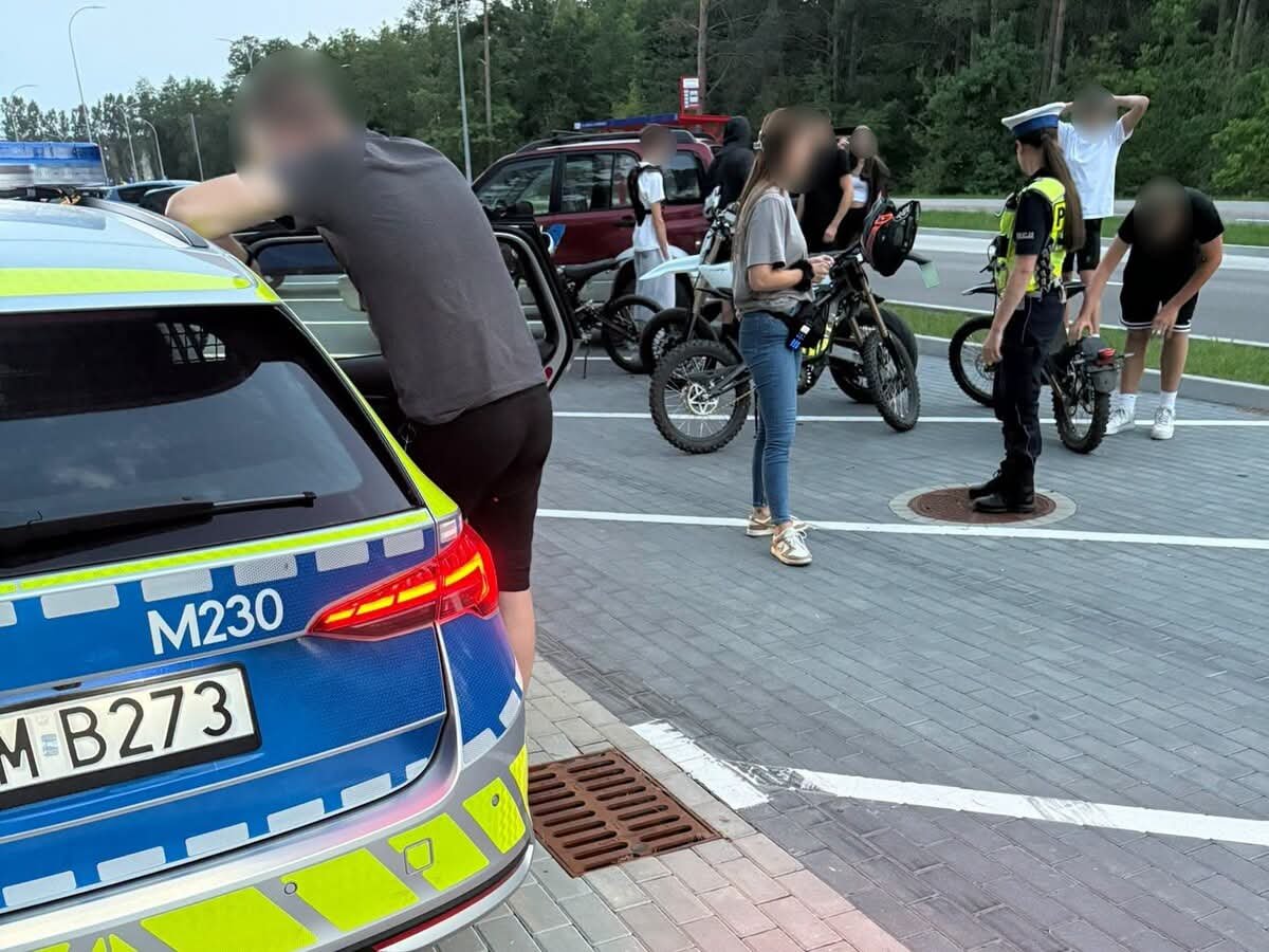 mordownik4u's tweet photo. 🚨14-latek uciekał przed policją elektrycznym motorowerem. Matka dostała 5000 zł mandatu. Przestroga dla wszystkich rodziców.

Do zdarzenia doszło w Białymstoku na ulicy Giedroycia. Policjanci otrzymali zgłoszenie o grupie nastolatków poruszających się elektrycznymi motorowerami. Funkcjonariusze zauważyli 14-latka kierującego motorowerem Yamaha bez tablic rejestracyjnych.  

Gdy wydali polecenie zatrzymania, chłopiec nie podporządkował się – skręcił, wjechał na chodnik i zaczął uciekać. Po około 250 metrach wjechał w wąską leśną ścieżkę, co uniemożliwiło dalszy pościg. Chwilę później policjanci odnaleźli go na parkingu przy tej samej ulicy.  

14-latek przyznał, że uciekł, ponieważ przestraszył się funkcjonariuszy. Okazało się, że nie posiadał wymaganych uprawnień do kierowania takim pojazdem.  

Na miejsce przyjechała matka nastolatka. Kobieta przyznała, że to ona udostępniła synowi motorower, który nie był dopuszczony do ruchu. Policjanci ukarali ją mandatem w wysokości 5000 zł. Sprawą 14-latka zajmie się sąd rodzinny.

ℹ️KMP Białystok.