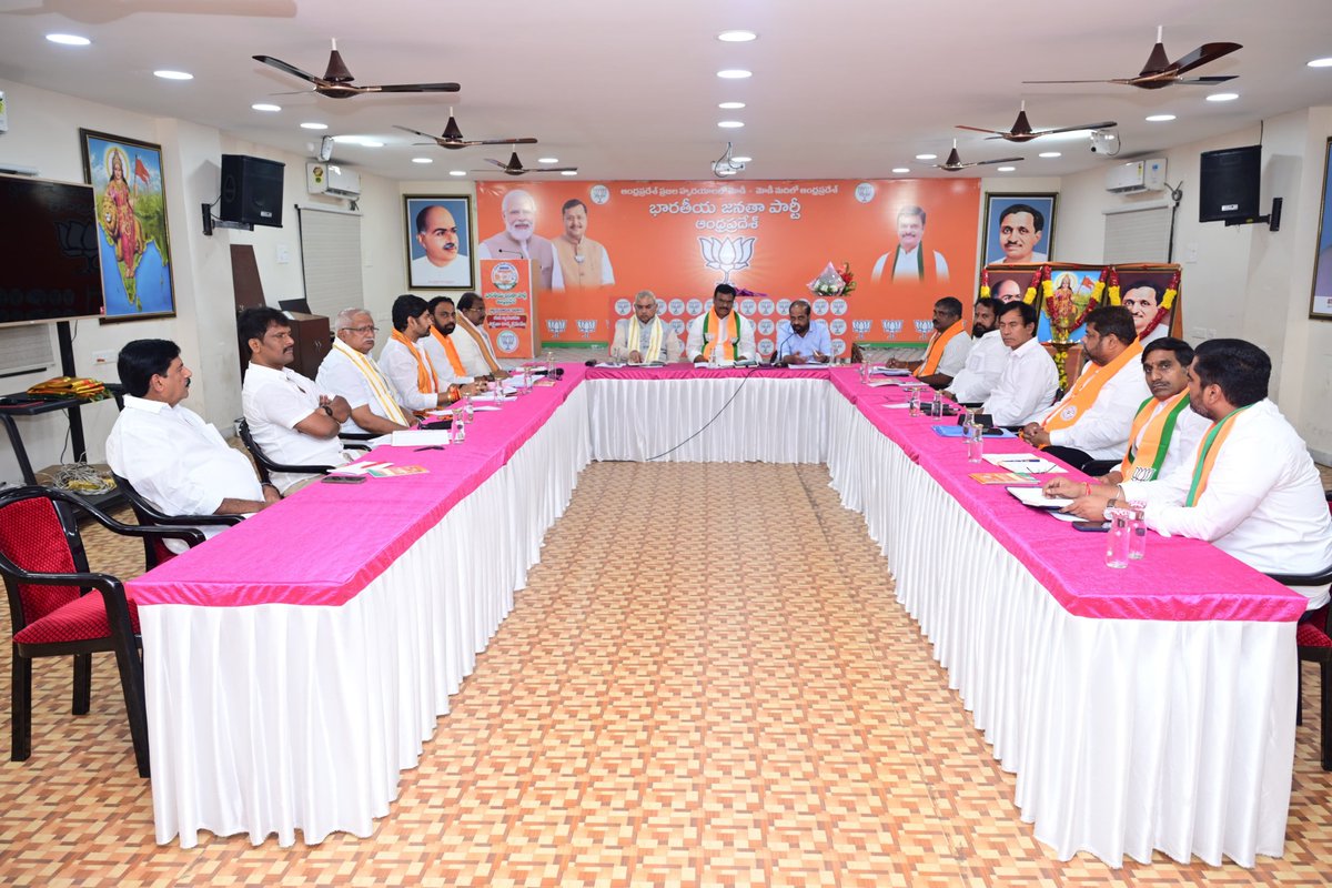 MadhavBJP's tweet photo. స్థానిక సంస్థల ఎన్నికల నేపథ్యంలో క్షేత్రస్థాయిలో పార్టీ చేపట్టాల్సిన కార్యాచరణ, సంస్థాగత బలోపేతం, ఎన్నికల వ్యూహాలపై భారతీయ జనతా పార్టీ జాతీయ సహసంఘటనా ప్రధాన కార్యదర్శి శ్రీ @shivprakashbjp గారితో కలిసి స్థానిక సంస్థల రాష్ట్ర కమిటి సభ్యుల సమావేశంలో పాల్గొనడం జరిగింది.

ఈ సందర్భంగా పార్టీని క్షేత్రస్థాయిలో మరింత బలోపేతం చేయడం, కార్యకర్తల సమన్వయం, ప్రజలకు చేరువయ్యే కార్యక్రమాలను సమర్థవంతంగా అమలు చేయడం వంటి అంశాలపై విస్తృతంగా చర్చించడం జరిగింది.