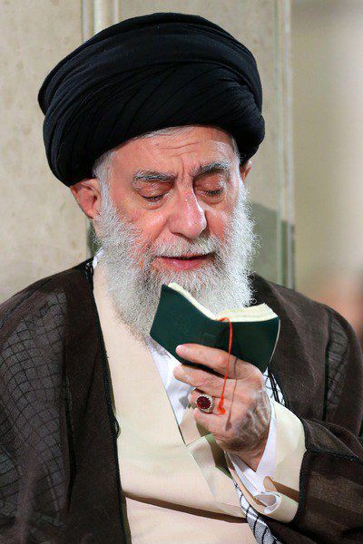khadem_shohada9's tweet photo. قلمت بشکند تاریخ اگر ننویسی بزرگمردی که آمریکا بمبارانش کرد
 امام حسین(ع)در حرمش اورا گلباران کرد:)💔
آ سید علی هممونو محضرارباب بی کفن  یادکن تویی که عاقبتت باعشق حسین شد ختم به خیر.. https://t.co/wO6yX4HcSt