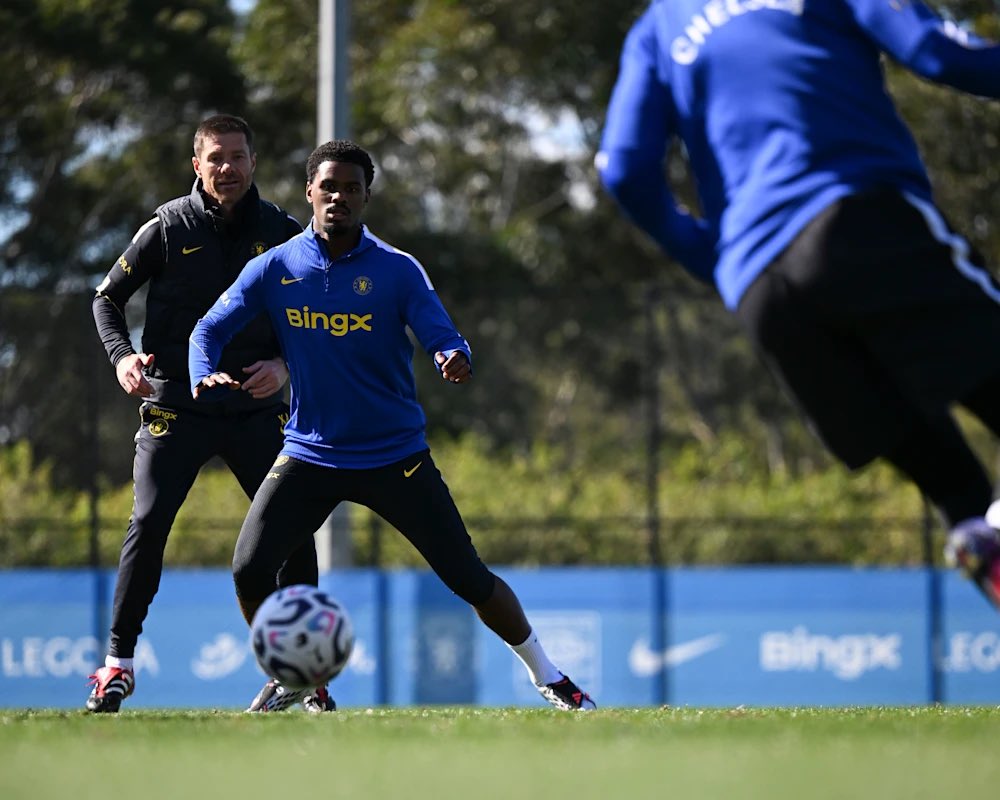 ChelseaFCInfo5's tweet photo. ハト🗣️

「4バックでも3バックでも、CBとしても左SBとしてもプレーできるから、どの布陣でも活躍できる役割があると思う。

またMFでもプレーをした経験がある。インバートしてプレーに絡むのが好きなので、監督にとって良い選択肢になれると思っている。

ただ、僕にとってはどこでプレーをするかはそれほど重要ではない。必要とされる場所ならどこでも喜んでプレーをするし、チェルシーのユニフォームを着る時はいつでも全力を尽くす」

@ChelseaFC
