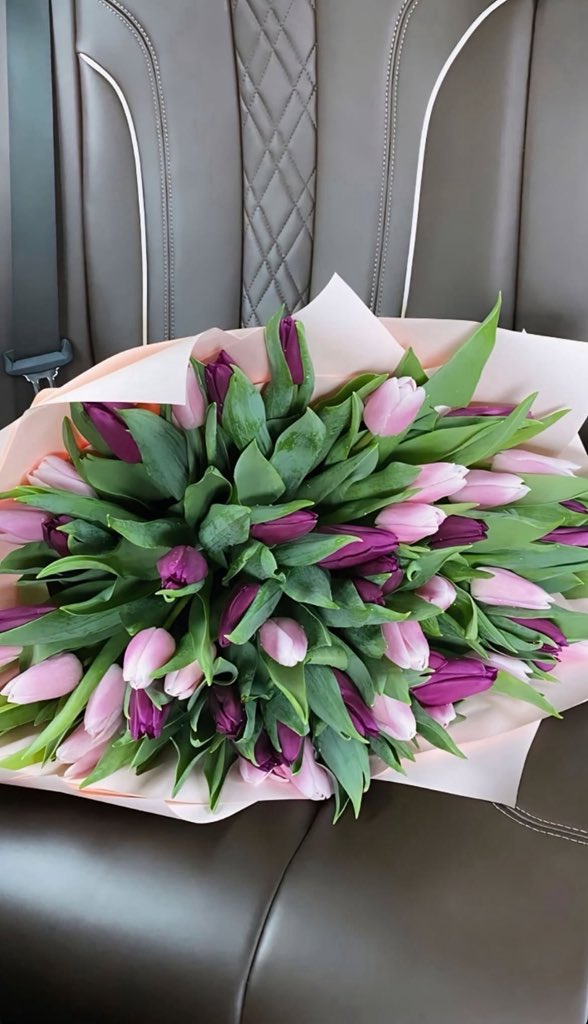 lunaadomina1's tweet photo. ce magnifique bouquet de tulipes que je viens de recevoir ahah , alors qui est disponible pour se faire humilier aujourd’hui en cam ? #maitresse #moneymiss #moneyslave #findom #domination #soumission  #feetfetish #soumis https://t.co/pNY36WaN8M