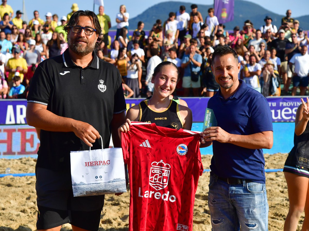 ArenaHandballT's tweet photo. 🏆  MVP Infantil Femenino del #CDEBMPlaya2026 

⭐ Luna García (@cbmpciudemalaga)
🤝 Entregan el premio Orlando Gutiérrez, expresidente del Club Deportivo Laredo, y Dani Santos, directivo responsable del AHT.

📸 J. L. Recio

▶️ @aytolaredo | @cantabriaes | @DeportesGobCant https://t.co/xIrHCLRlwS