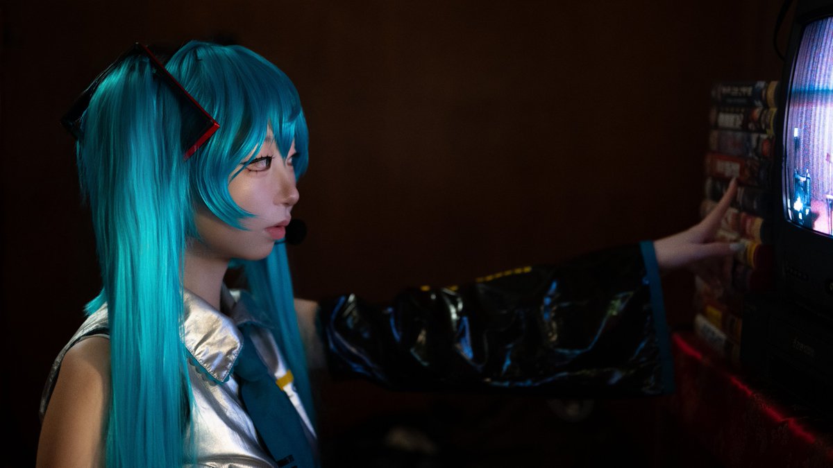 Ollie24602's tweet photo. [2026. 08. 01]_레트로

💙#hatsunemiku

📷:@shutterst1

#cos #cosplay #miku https://t.co/phGfIw6Bem