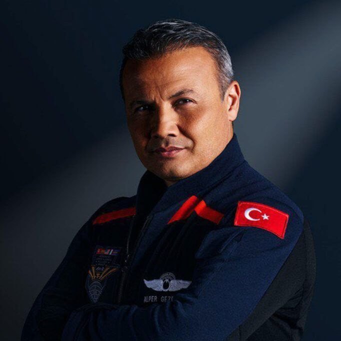 izzsuren's tweet photo. Fetönün kumpaslarına göğüs geren Türkiye’nin ilk astronotu Albay Alper Gezeravcı, Tuğgeneral oldu. https://t.co/Us1uZ0synj