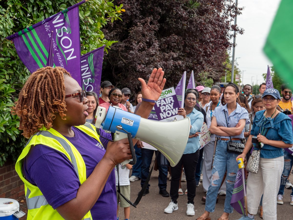 unisontheunion's tweet photo. Operating theatre staff striking over cuts to overtime pay were joined by @AndreaEganGS on the picket line in Bedfordshire today.

“They are absolutely committed to going into their operating theatres and saving lives. But their employer wants them to do their jobs for less pay.” https://t.co/gBHGPMjGab