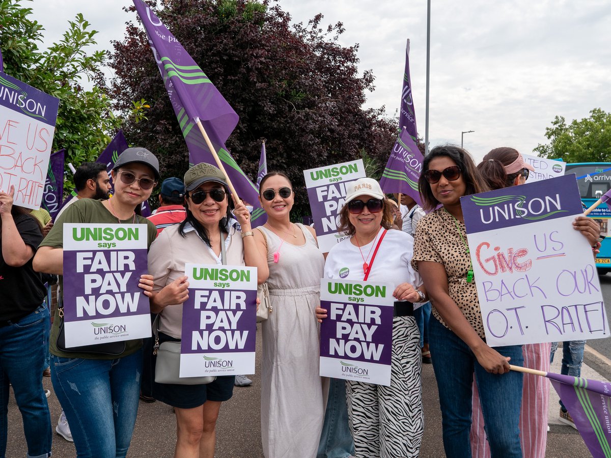 unisontheunion's tweet photo. Operating theatre staff striking over cuts to overtime pay were joined by @AndreaEganGS on the picket line in Bedfordshire today.

“They are absolutely committed to going into their operating theatres and saving lives. But their employer wants them to do their jobs for less pay.” https://t.co/gBHGPMjGab