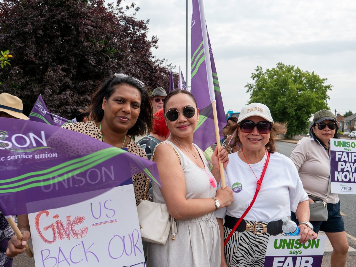 unisontheunion's tweet photo. Operating theatre staff striking over cuts to overtime pay were joined by @AndreaEganGS on the picket line in Bedfordshire today.

“They are absolutely committed to going into their operating theatres and saving lives. But their employer wants them to do their jobs for less pay.” https://t.co/gBHGPMjGab