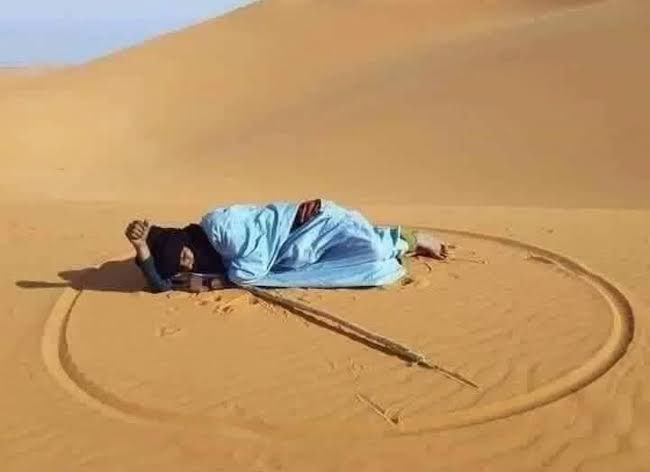 Nyc_homie_02's tweet photo. Tell us @grok what’s the reason people draw a circle around themselves before sleeping in the desert? 😳 https://t.co/peNOtJjBou