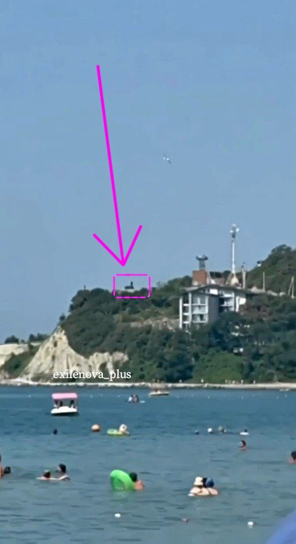 marsetac's tweet photo. Ci risiamo. Il Fatto ha riportato a modo suo la notizia del drone ucraino caduto sulla spiaggia, omettendo il piccolo dettaglio dei colpi di contraerea chiaramente udibili nel filmato e dei sistemi di guerra elettonica presenti sul promontorio accanto alla spiaggia. La versione by Travaglio è "l’antiaerea russa era già entrata in azione per tentare di fermare il drone che è invece riuscito a raggiungere la spiaggia di Arkhipo-Osipovka", dando ad intendere che fosse quella la destinazione del drone.

Forse non molti ricordano che nel giugno del 2024 sempre il Fatto denunciò un attacco ucraino con missili ATACMS sulla Crimea che causò 5 morti ed anche in quel caso - per mera sbadataggine, suppongo - il giornale si dimenticò di scrivere il che il missile era stato in realtà intercettato in aria dalla contraerea e fatto esplodere e che i bagnanti deceduti erano stati di conseguenza colpiti dai frammenti. A sottolineare il macroscopico livello di disinformazione ci pensò l'Ambasciata Russa in Sud Africa, che con un post su Facebook lodò pubblicamente il Fatto per essere stato L'UNICO GIORNALE ad aver parlato di attacco ucraino-americano, cioè per aver pubblicato il falso.

Vista l'insistenza, mi pare chiaro che al Fatto, ad essere unici in certe cose ci tengano molto.
