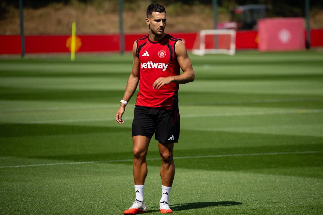 MUnitedEC's tweet photo. Diego Dalot, Bruno Fernandes  y Noussair Mazraoui de vuelta con el equipo. https://t.co/mHgfk4WEHf