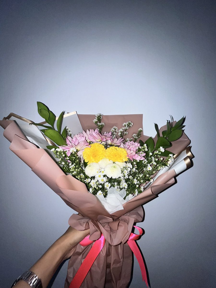 aulnrm's tweet photo. Effort gw ke temen. Bikin buket fresh flower sendiri. Kapan gw dieffortin? Ya gw cari dulu orangnya https://t.co/uDS0GNhQs5