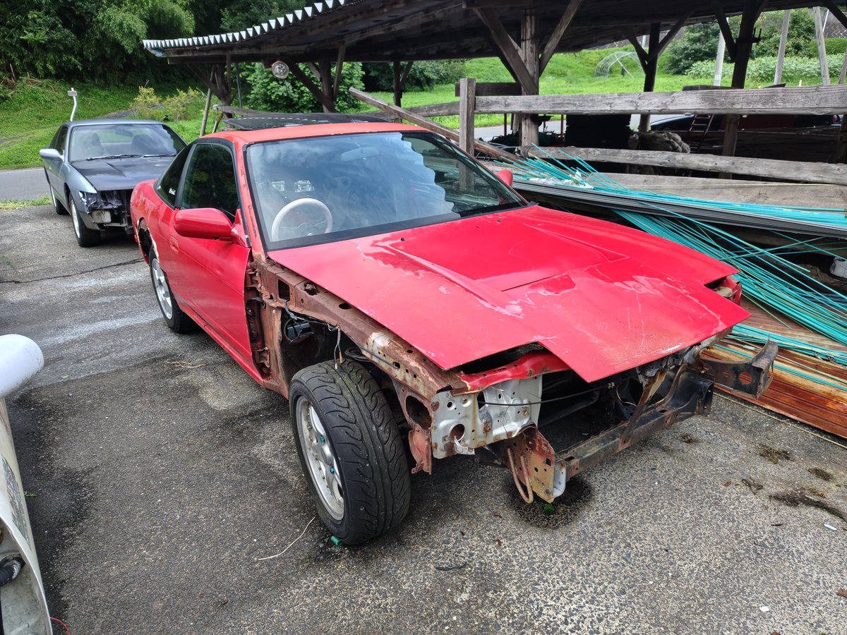 79f29236152f471's tweet photo. 面影無いけどたぶんこの車体笑

バラバラにされる前は内装赤のBRIDE生地張り替えでGPのサイドステップにベルテックスのフロントフェンダー付いてた。

リアフェンダーも叩き出しで作ってあった。

サイドステップはまだ持ってるけど、フロントフェンダーはNAの180SXに付けたまま売っちゃった笑 https://t.co/my877HgUOS