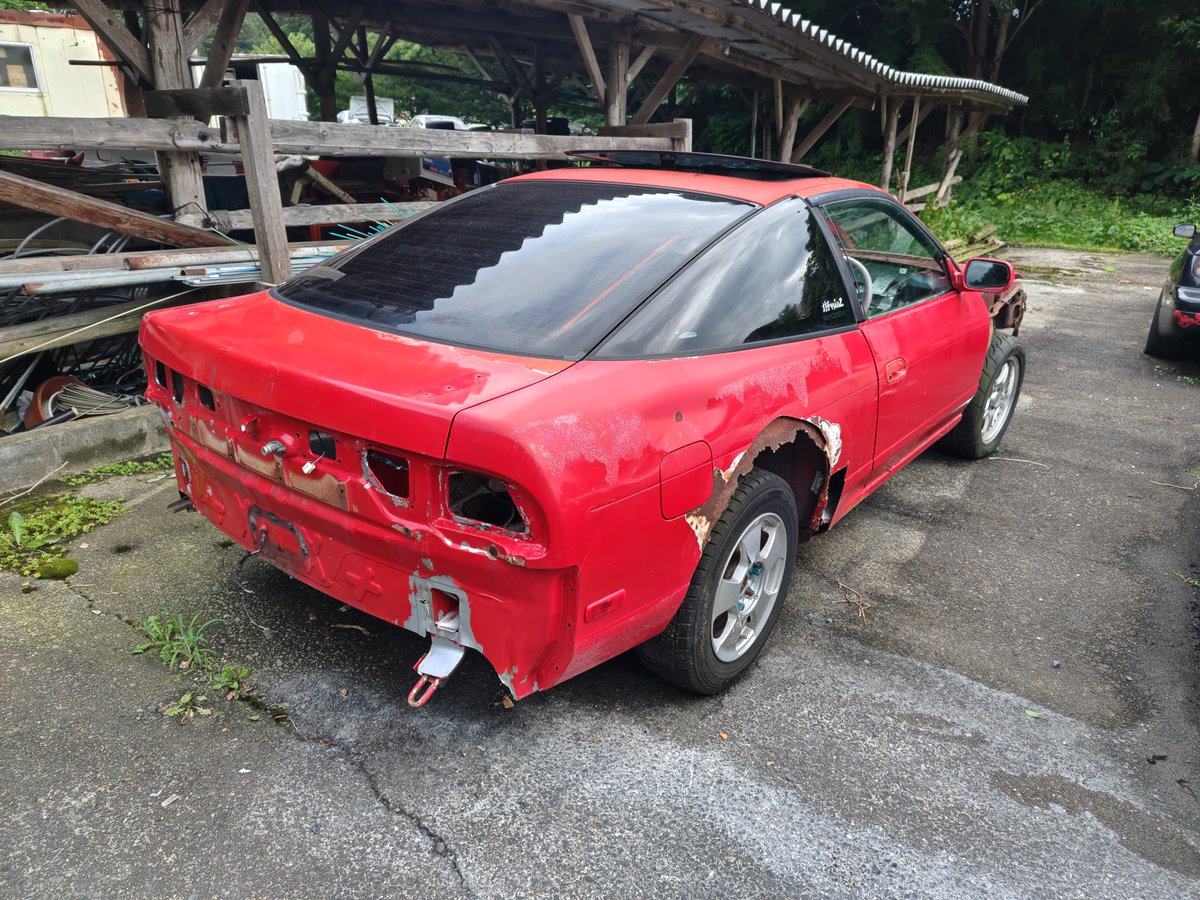 79f29236152f471's tweet photo. 面影無いけどたぶんこの車体笑

バラバラにされる前は内装赤のBRIDE生地張り替えでGPのサイドステップにベルテックスのフロントフェンダー付いてた。

リアフェンダーも叩き出しで作ってあった。

サイドステップはまだ持ってるけど、フロントフェンダーはNAの180SXに付けたまま売っちゃった笑 https://t.co/my877HgUOS