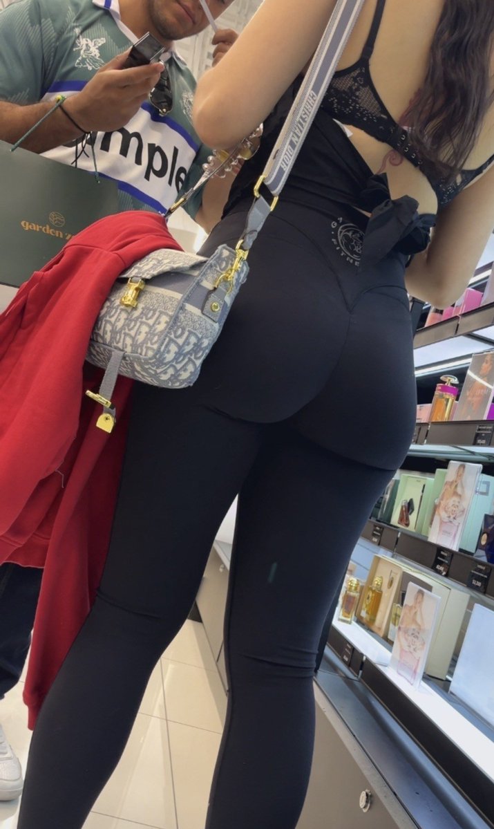 6hQGrJk4GDP1kqR's tweet photo. My friend's wife has a delicious ass #candids #creepshot #candid -> CHECK THE BIO📷 https://t.co/DKRfzZbcDw