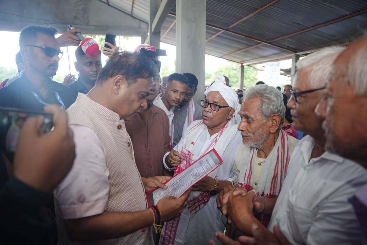 CMOfficeAssam's tweet photo. HCM Dr @himantabiswa visited multiple flood-hit areas and relief camps across Sivasagar today to take an integrated review of relief and rehabilitation efforts. https://t.co/rn6hSNzdt6