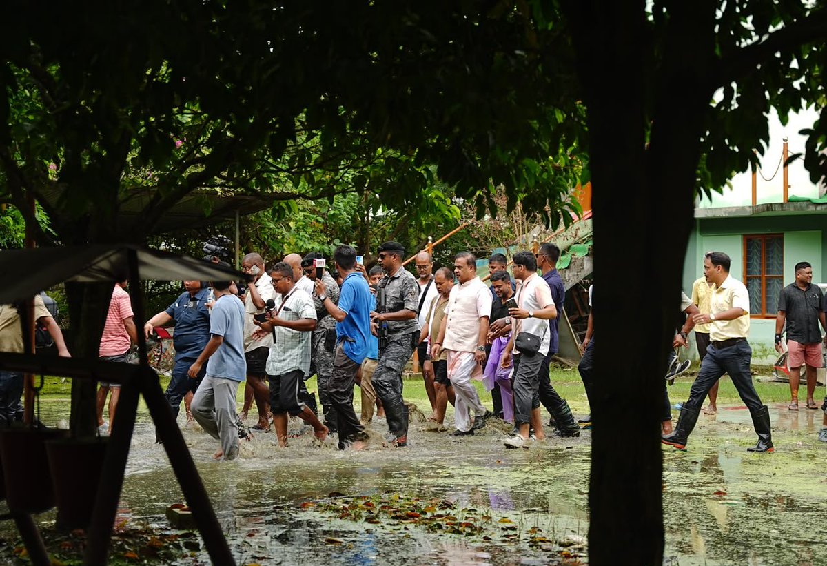CMOfficeAssam's tweet photo. HCM Dr @himantabiswa visited multiple flood-hit areas and relief camps across Sivasagar today to take an integrated review of relief and rehabilitation efforts. https://t.co/rn6hSNzdt6