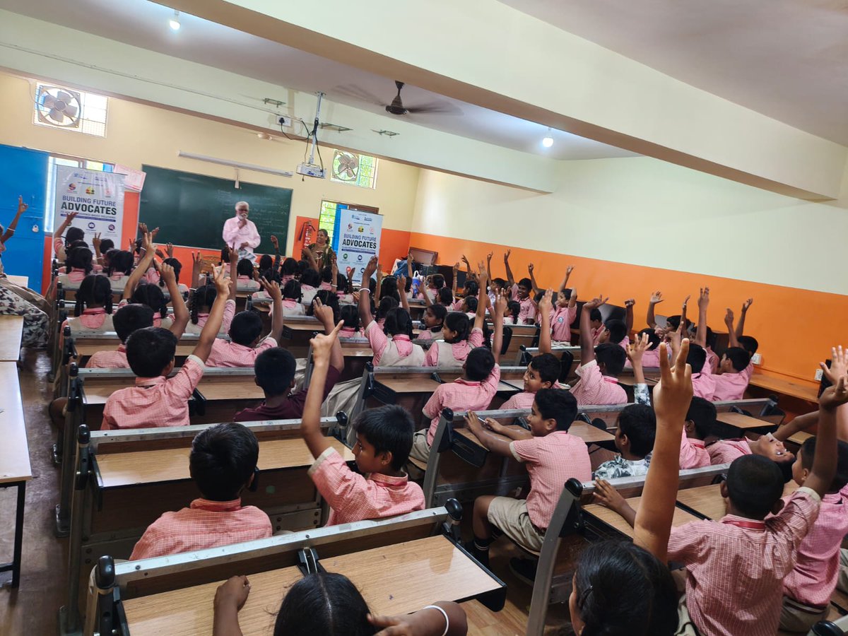 RoadSafetyNGOs's tweet photo. Alliance member @avoidaccident kickstarted the #MobilitySnapshots initiative in India in partnership with @AutolivInc, empowering 7000+ students in 18 schools in Bengaluru to identify road safety risks &amp; advocate for evidence-based, #SafeSystem solutions
👉https://t.co/mlyLwUPFN7 https://t.co/WsZ7mZ3Dx2