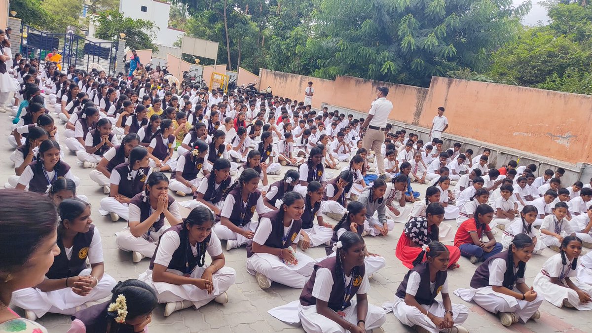 RoadSafetyNGOs's tweet photo. Alliance member @avoidaccident kickstarted the #MobilitySnapshots initiative in India in partnership with @AutolivInc, empowering 7000+ students in 18 schools in Bengaluru to identify road safety risks &amp; advocate for evidence-based, #SafeSystem solutions
👉https://t.co/mlyLwUPFN7 https://t.co/WsZ7mZ3Dx2