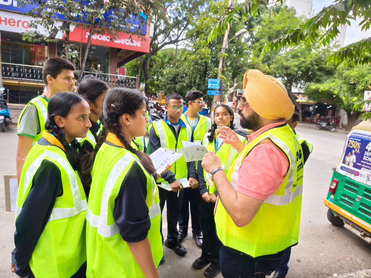 RoadSafetyNGOs's tweet photo. Alliance member @avoidaccident kickstarted the #MobilitySnapshots initiative in India in partnership with @AutolivInc, empowering 7000+ students in 18 schools in Bengaluru to identify road safety risks &amp; advocate for evidence-based, #SafeSystem solutions
👉https://t.co/mlyLwUPFN7 https://t.co/WsZ7mZ3Dx2